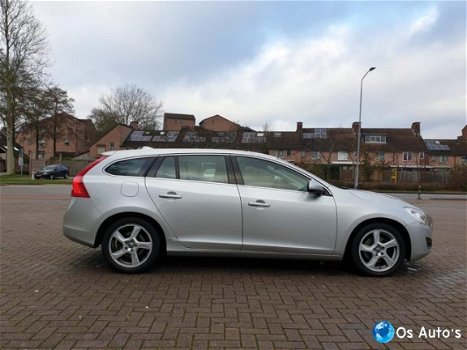 Volvo V60 - D3 Momentum - 1