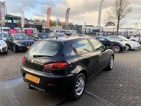 Alfa Romeo 147 - 1.6 T.Spark Distinctive Airco/ecc Cruise 5 Drs - 1