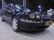 Jaguar X-type - 2.0 D Executive /Leder/Navi/Apk 11-2020/Cruise & Climate Control/Alarm/Stoel. elec - 1 - Thumbnail