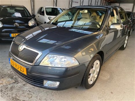 Skoda Octavia - 1.6 Elegance / Nap/ Pdc/ Trekhaak/ 1e eig/ Nieuwstaat - 1