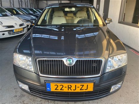 Skoda Octavia - 1.6 Elegance / Nap/ Pdc/ Trekhaak/ 1e eig/ Nieuwstaat - 1