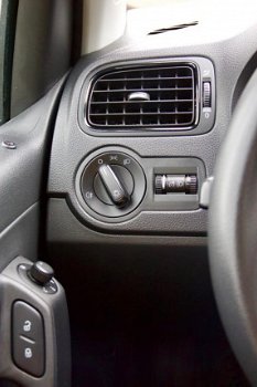 Volkswagen Polo - 1.2 benzine LUXE / DVD / NAVI / TEL / ETC - 1