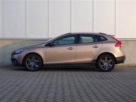 Volvo V40 Cross Country - D3 150pk Aut Summum | Leder | Navigatie | Camera | Xenon | Trekhaak - 1