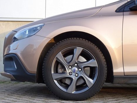 Volvo V40 Cross Country - D3 150pk Aut Summum | Leder | Navigatie | Camera | Xenon | Trekhaak - 1