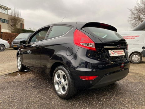 Ford Fiesta - 1.4 Titanium PARKEER HULP V+A AUTOM.AIRCO NIEUWE APK NIEUWSTAAT LMV AUTOM.LICHT - 1