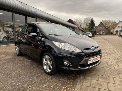 Ford Fiesta - 1.4 Titanium PARKEER HULP V+A AUTOM.AIRCO NIEUWE APK NIEUWSTAAT LMV AUTOM.LICHT - 1