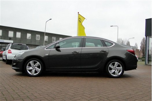 Opel Astra - 1.4 T 140pk Berlin SEDAN NAVI/TREKHAAK - 1