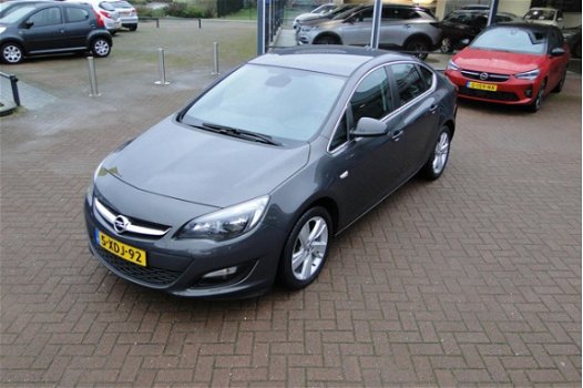 Opel Astra - 1.4 T 140pk Berlin SEDAN NAVI/TREKHAAK - 1