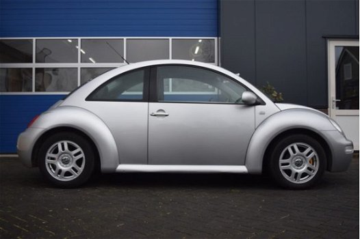 Volkswagen New Beetle - 2.0 Highline - 1