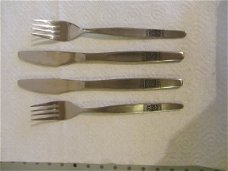2 messen en vorken met een hartjes motief op steel