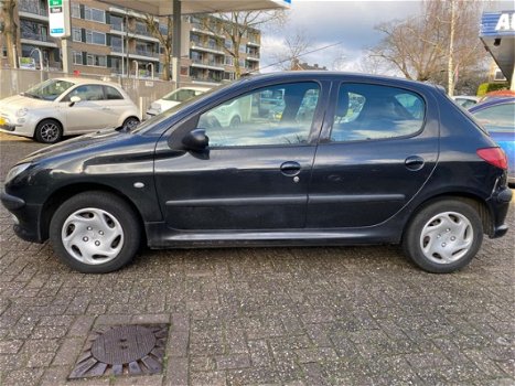 Peugeot 206 - 1.4 Gentry *STUURBEKR*AIRCO*ELEKTR. RAMEN*APK - 1