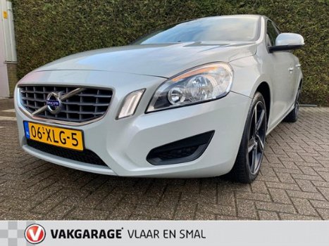 Volvo V60 - 1.6 T3 Kinetic Navigatie-bleutooth-parkeersensoren-Cosmic metallic white - 1