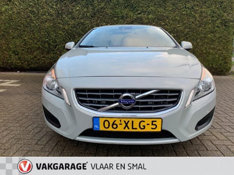 Volvo V60 - 1.6 T3 Kinetic Navigatie-bleutooth-parkeersensoren-Cosmic metallic white - 1