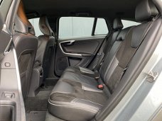 Volvo V60 - D2 R-Design / Trekhaak / Navigatie / 18"/ 100% Dealeronderhouden /