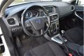 Volvo V40 - T2 (120pk) Kinetic - Navigatie - Xenon Verlichting - Adaptief TFT Display - Stoelverwarm - 1 - Thumbnail