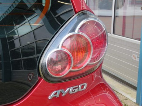 Toyota Aygo - 1.0-12V 5-deurs Aspiration Red / 68.305km / Automaat / Airco - 1