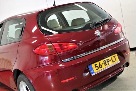 Alfa Romeo 147 - 1.6 T.SPARK 16V DISTINCTIVE LEDER 5 DEURS PDC - 1