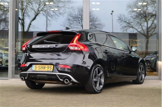 Volvo V40 - D2 R-Design | Vol leder | Elektr. verstelb. voorstoelen | Panoramadak | ECC | Trekhaak a - 1