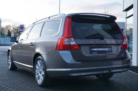 Volvo V70 - 2.5FT SUMMUM GEARTRONIC XENON LEDER NAVIGATIE TREKHAAK - 1