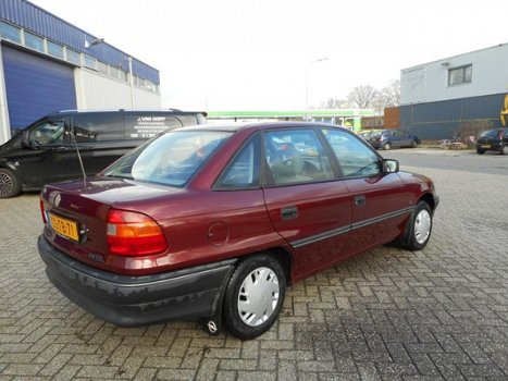 Opel Astra - ASTRA SEDAN C1.6NZ E2 - 1