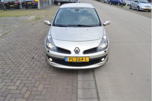 Renault Clio - 1.6-16V Privilège - 1