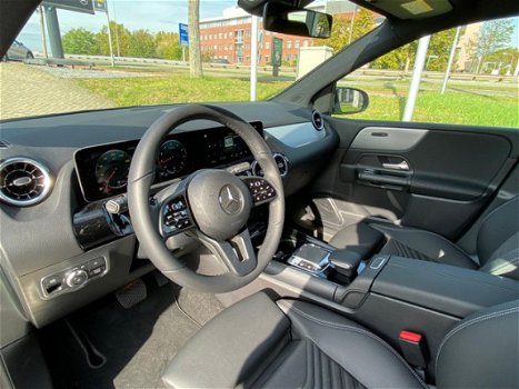 Mercedes-Benz B-klasse - 180 Automaat | Navigatie | LED verlichting | Parkeercamera | Trekhaak | - 1