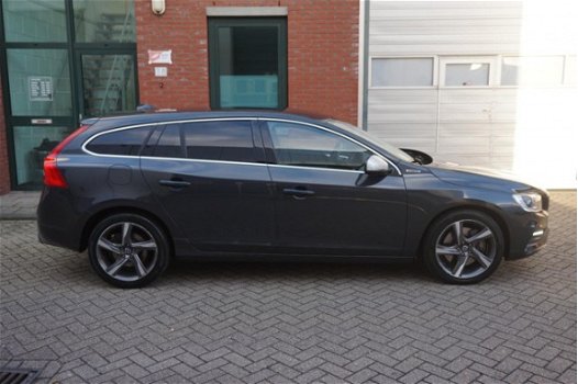 Volvo V60 - 2.4 D6 AWD Plug-In Hybrid R-Design Xenon, Leder, 2014 - 1