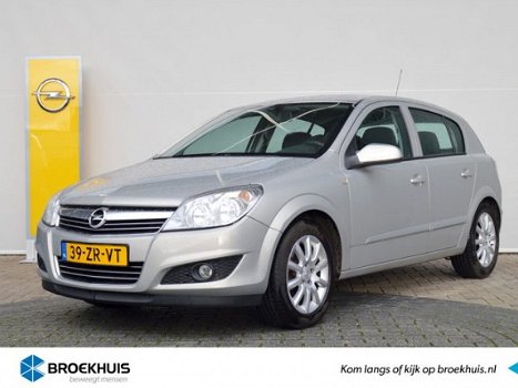 Opel Astra - 1.6 Temptation Navigatie / Trekhaak / Parkeersensoren / Airco - 1