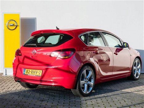 Opel Astra - 1.4 Turbo GT Navigatie / AGR Comfortstoelen / Spoilers / 19 Inch / Parkeersensoren - 1