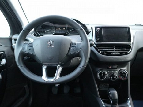 Peugeot 208 - 1.2 82 pk Signature Navigatie / Airco / Parkeersensoren - 1