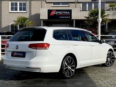 Volkswagen Passat Variant - 2.0 TDI Comfortline Panorama ACC Trekhk Standkachel Full-led 18inch
