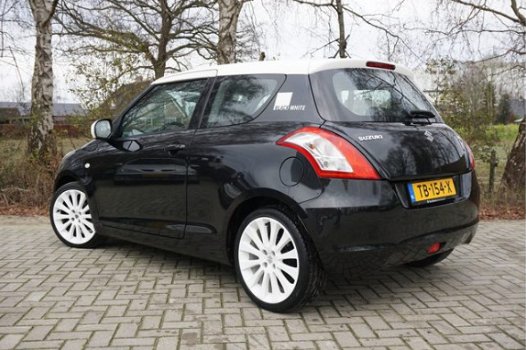 Suzuki Swift - 1.2 Black & White | Airco | LMV | El. ramen | Multi stuurwiel - 1