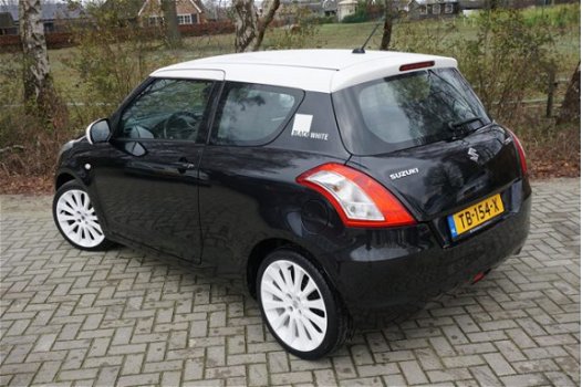 Suzuki Swift - 1.2 Black & White | Airco | LMV | El. ramen | Multi stuurwiel - 1