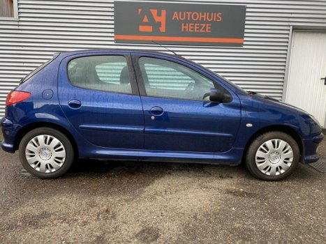 Peugeot 206 - 1.4 HDi Air-line 2 *AIRCO*NW. APK*STUURBEKR.*ELEKTR. RAMEN*TREKHAAK - 1