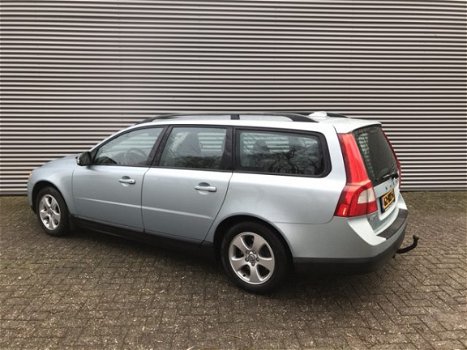 Volvo V70 - 2.4D Kinetic | Navi | 1/2 Leer | Stoelverw. | Trekhaak | incl. Winterbanden | ALLE INRUI - 1