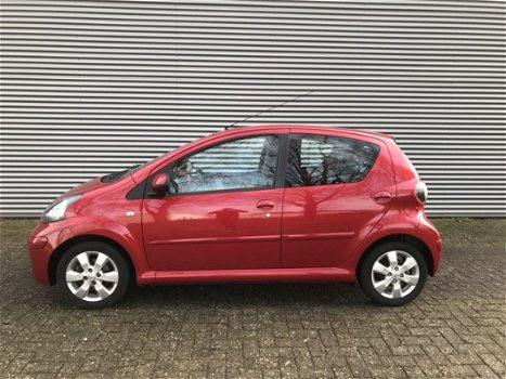 Toyota Aygo - 1.0-12V Aspiration Red | Leer | Lm. Velgen | All season banden | ALLE INRUIL MOGELIJK - 1