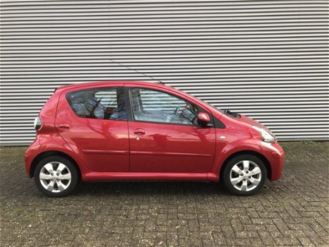 Toyota Aygo - 1.0-12V Aspiration Red | Leer | Lm. Velgen | All season banden | ALLE INRUIL MOGELIJK - 1