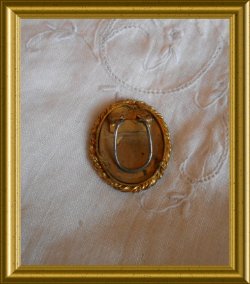 Oud klein klemmetje met beschilderd portretje