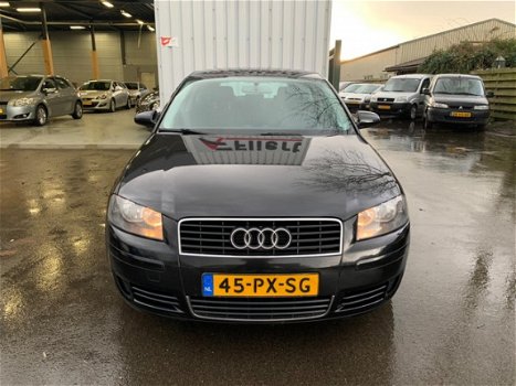 Audi A3 - 1.6 FSI Attraction / Airco / Elektr. ramen / 6-Bak - 1