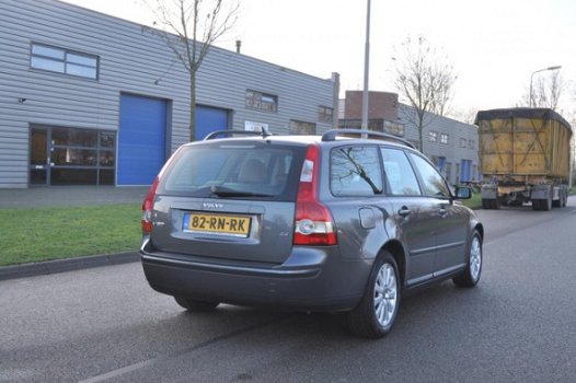 Volvo V50 - 2.4 Momentum YOUNGTIMER LEDER/CLIMA NETTE STAAT - 1