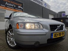 Volvo S60 - 2.4 Kinetic vol leer met airco en parkeersensoren en stoelverwarming