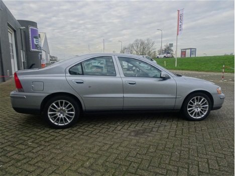 Volvo S60 - 2.4 Kinetic vol leer met airco en parkeersensoren en stoelverwarming - 1