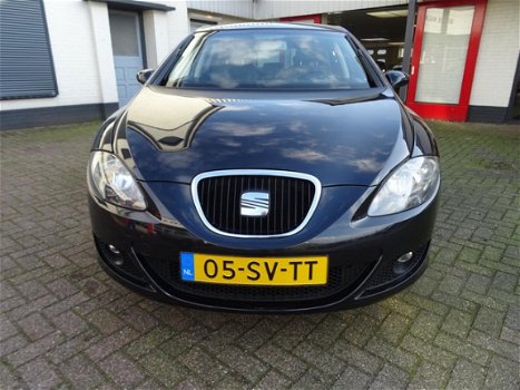 Seat Leon - 2.0 FSI Businessline Navi / trekhaak / pdc / 17inch lichtmetalen wielen - 1