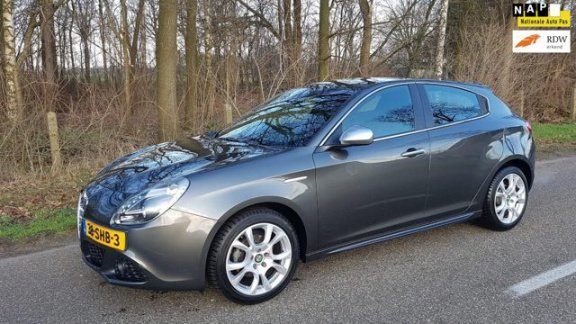 Alfa Romeo Giulietta - 1.6 JTDm Distinctive Apk 10-2020 - 1