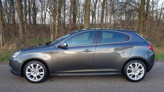 Alfa Romeo Giulietta - 1.6 JTDm Distinctive Apk 10-2020 - 1