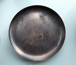 Mooie roodkoperen schaal met houten pootjes (ongepoetst)