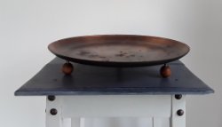 Een Mooie roodkoperen schaal met houten pootjes (ongepoetst)