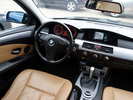 BMW 5-serie Touring - 520D 150pk Aut6 *Voll-onderh* Leer Pano-dak Navi Trekh High Executive - 1