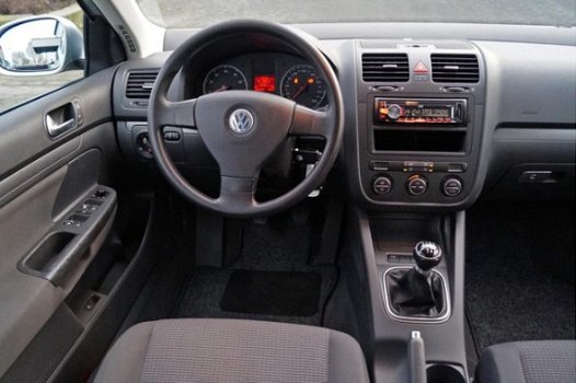 Volkswagen Jetta - 1.6 FSI Trendline - 1