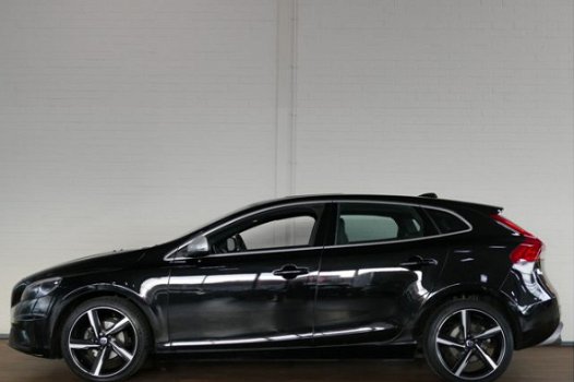 Volvo V40 - BWJ 2015 2.0 D2 R-Design Business NAVIGATIE / SCHUIF.KANTEL DAK / CLIMA / CRUISE / LMV / - 1